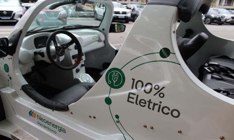 O veículo tem capacidade para cinco pessoas, pesa 1.000 quilos e possui uma bateria de 7,6 kWh, com uma autonomia que pode chegar a 100 km