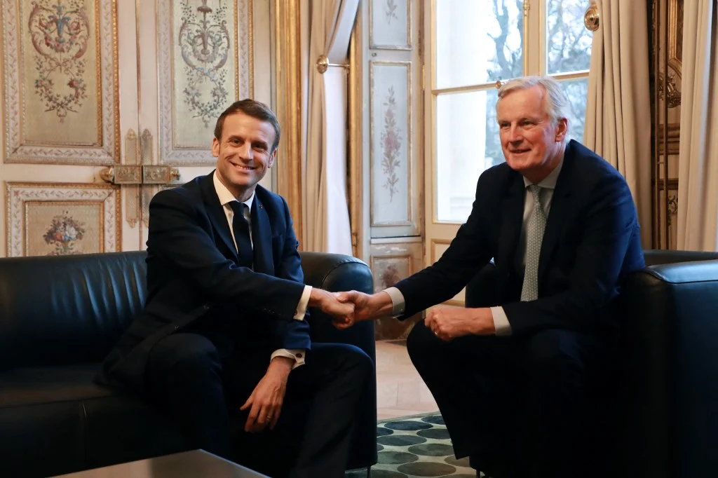 Emmanuel Macron e Michel Barnier/Foto: Ludovic MARIN / AFP