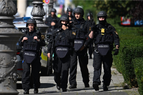 Policiais protegem a área após um tiroteio perto do prédio do Centro de Documentação para a História do Nacional-Socialismo (NS-Dokumentationszentrum) em Munique/Crédito: LUKAS BARTH-TUTTAS / AFP