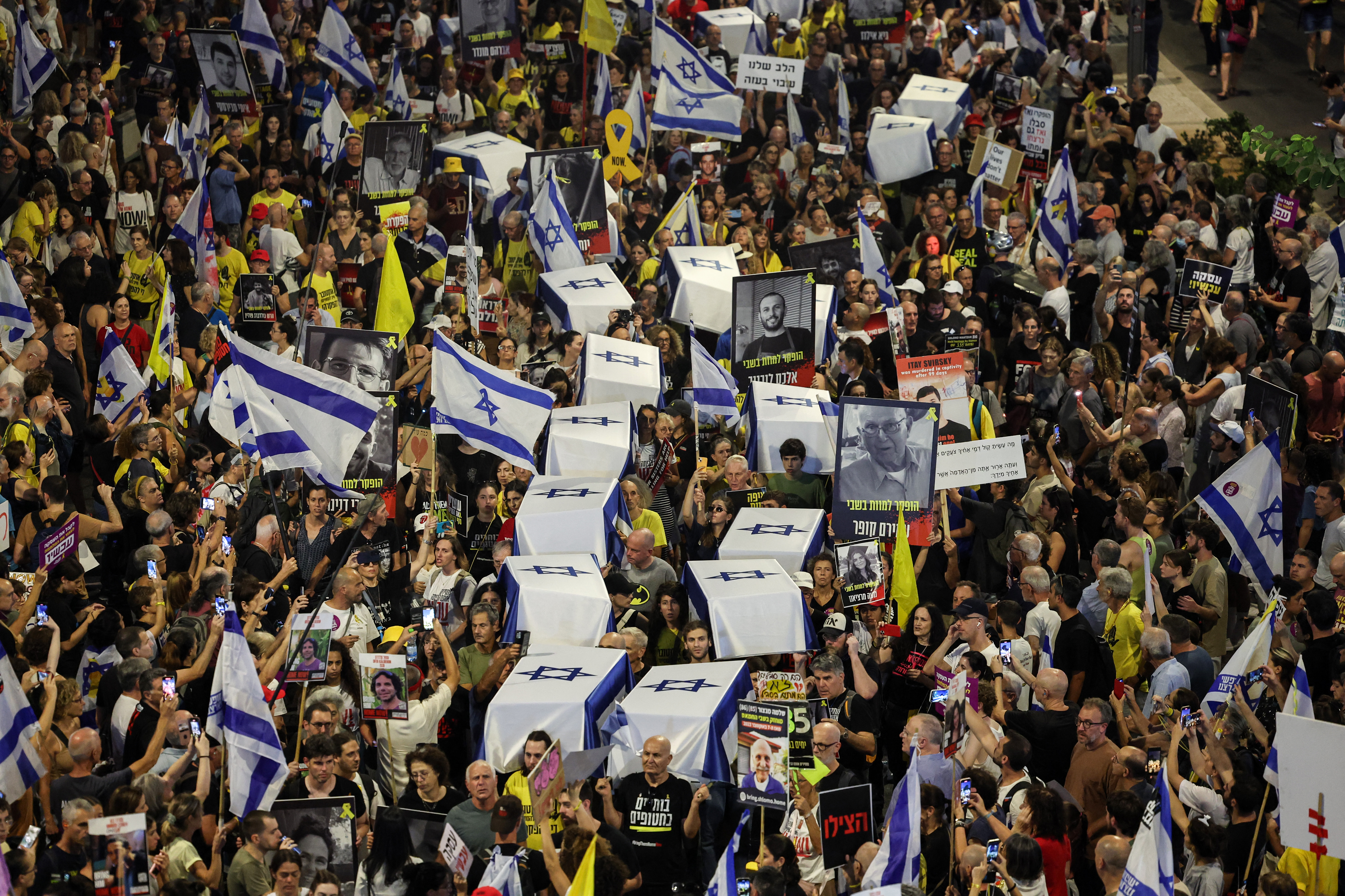 Manifestantes carregam caixões simbólicos durante um protesto antigovernamental pedindo ação para garantir a libertação de reféns israelenses/Foto: JACK GUEZ / AFP Manifestantes carregam caixões simbólicos durante um protesto antigovernamental pedindo ação para garantir a libertação de reféns israelenses/Foto: JACK GUEZ / AFP