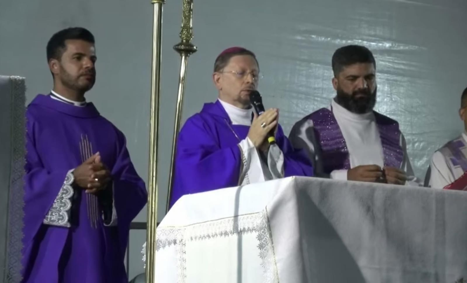 A celebração religiosa teve início às 19h30 e foi presidida pelo bispo emérito da Arquidiocese de Vitória da Conquista (BA), dom Luís Gonzaga Silva Pepeu/Foto: Reprodução/YouTube A celebração religiosa teve início às 19h30 e foi presidida pelo bispo emérito da Arquidiocese de Vitória da Conquista (BA), dom Luís Gonzaga Silva Pepeu/Foto: Reprodução/YouTube