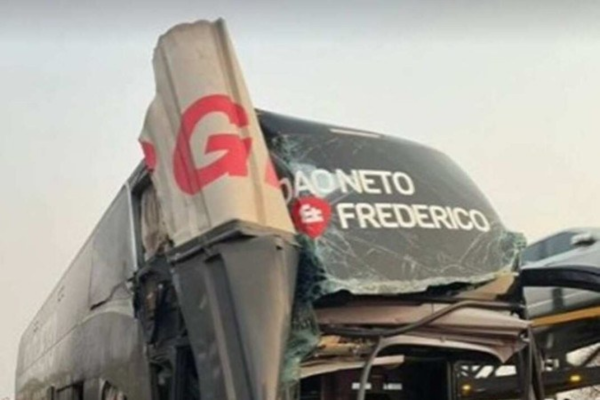 O ônibus da dupla sertaneja João neto & Frederico em Caetanópolis (MG) se envolveu em um acidente, na madrugada desta sexta-feira (6/9)/Crédito: Reprodução/Instagram/@fredericojnef O ônibus da dupla sertaneja João neto & Frederico em Caetanópolis (MG) se envolveu em um acidente, na madrugada desta sexta-feira (6/9)/Crédito: Reprodução/Instagram/@fredericojnef