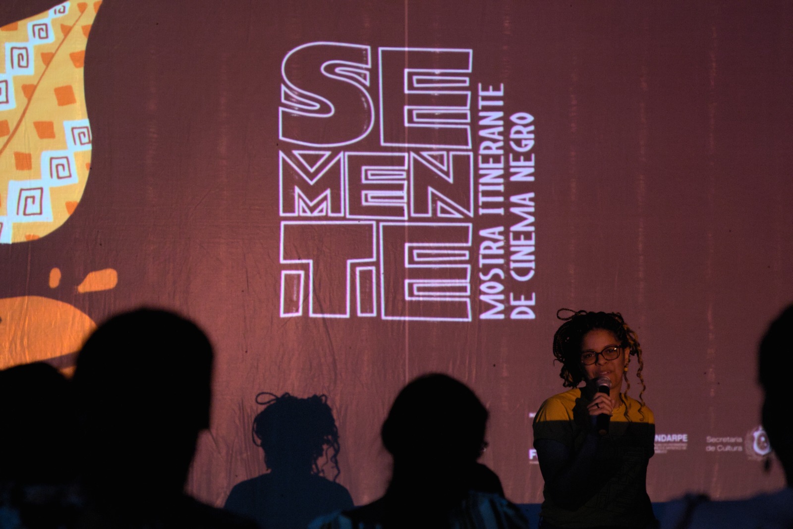 Bruna Tavares apresentando ao público os filmes do dia durante as exibições públicas/Foto: William Tavares Bruna Tavares apresentando ao público os filmes do dia durante as exibições públicas/Foto: William Tavares