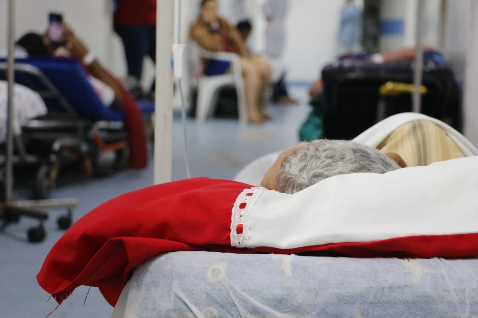 De acordo com o Coren-PE, os fiscais identificaram pacientes em macas espalhadas pelos corredores, incluindo idosos que aguardavam leitos há mais de dois dias/Foto: Coren-PE De acordo com o Coren-PE, os fiscais identificaram pacientes em macas espalhadas pelos corredores, incluindo idosos que aguardavam leitos há mais de dois dias/Foto: Coren-PE