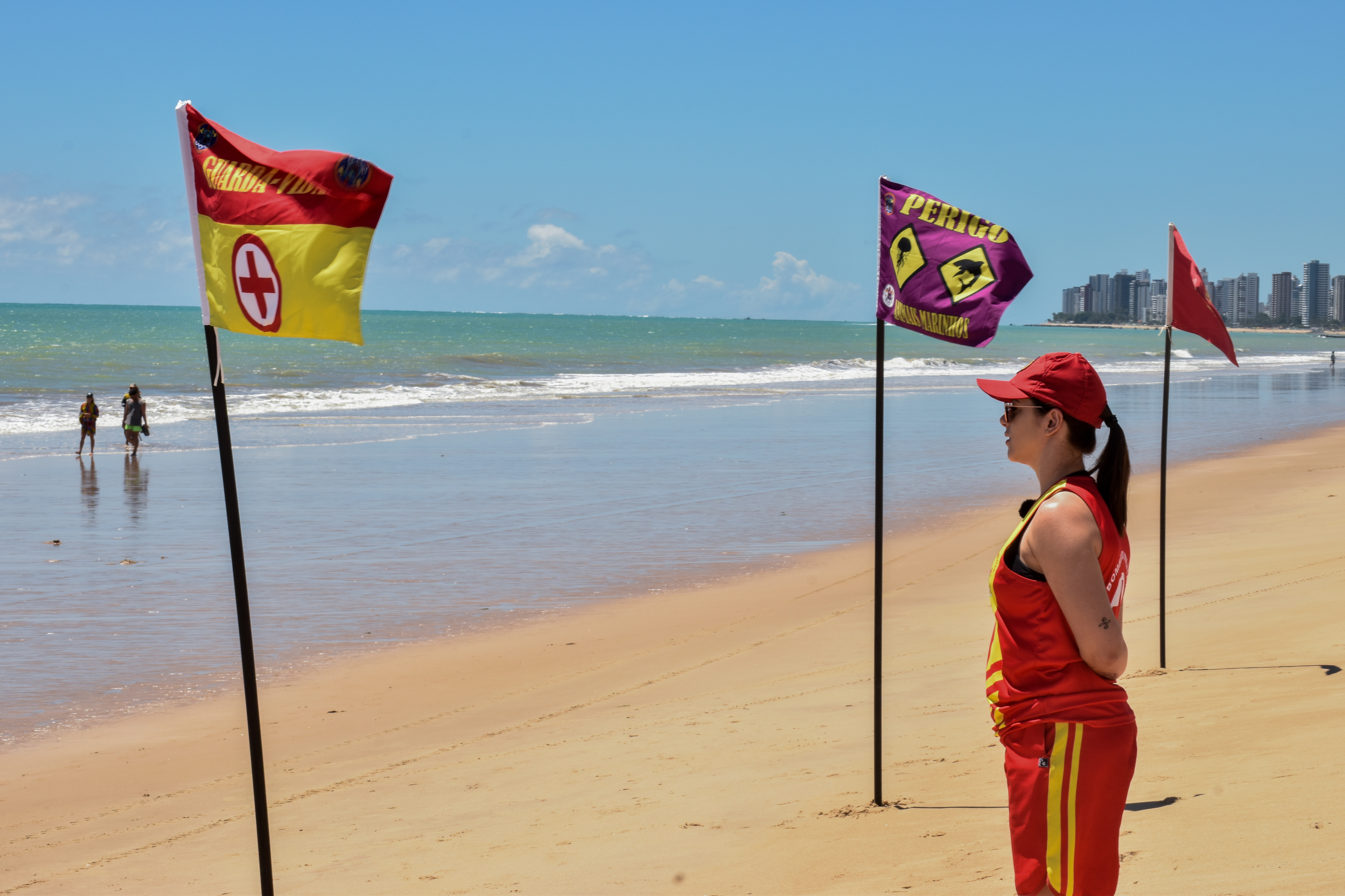 Os órgãos recomendam que os banhistas fiquem atentos às sinalizações das praias, às condições do mar, dos ventos, dos horários mais adequados para tomar banho e às instruções dos salva-vidas/Foto: Divulgação/CBMPE Os órgãos recomendam que os banhistas fiquem atentos às sinalizações das praias, às condições do mar, dos ventos, dos horários mais adequados para tomar banho e às instruções dos salva-vidas/Foto: Divulgação/CBMPE