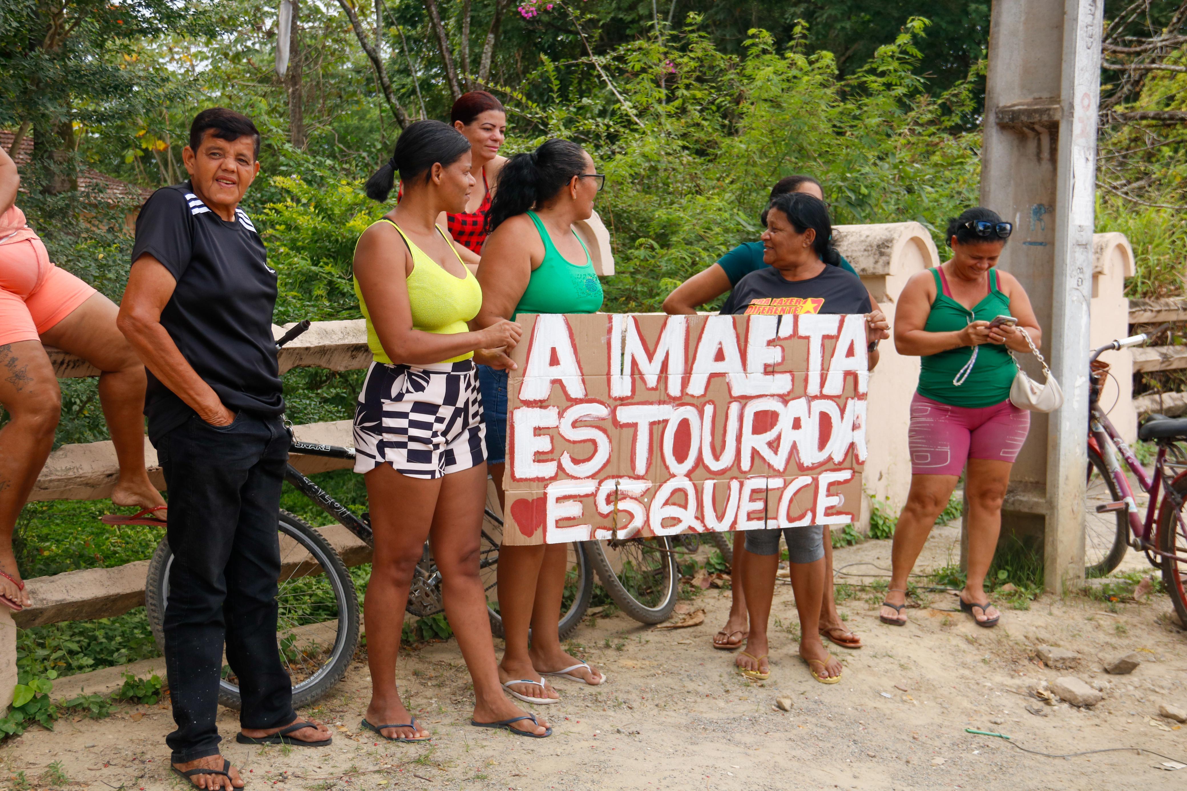 Diversos fãs de Deolane foram até a Colônia Penal Feminina do Recife, no bairro de Iputinga, Zona Oeste da capital, para pedir sua soltura/Foto: Marina Torres/DP Foto Diversos fãs de Deolane foram até a Colônia Penal Feminina do Recife, no bairro de Iputinga, Zona Oeste da capital, para pedir sua soltura/Foto: Marina Torres/DP Foto
