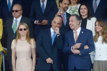 Os ministros Alexandre de Moraes e Barroso assistem ao desfile do 7 de Setembro/Foto: Ed Alves/CB/D.A Press Os ministros Alexandre de Moraes e Barroso assistem ao desfile do 7 de Setembro/Foto: Ed Alves/CB/D.A Press