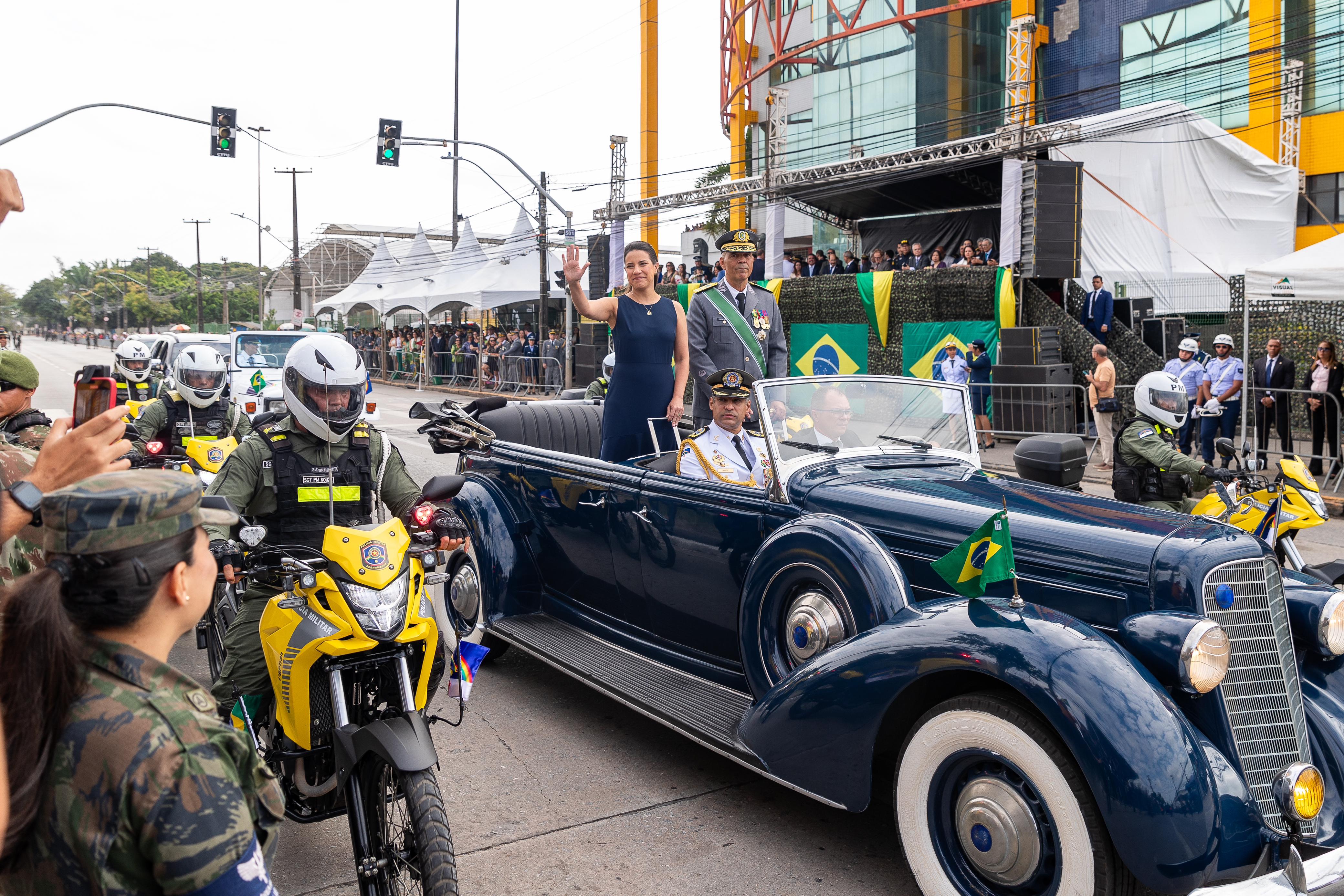 Em carro aberto, a governadora Raquel Lyra saudou a população e seguiu em revista a tropa/Foto: Rafael Vieira/DP Em carro aberto, a governadora Raquel Lyra saudou a população e seguiu em revista a tropa/Foto: Rafael Vieira/DP