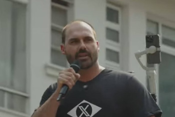 Eduardo Bolsonaro ainda fez menção a Elon Musk, que não obedeceu decisões do Supremo para a permanência da plataforma X no Brasil/Foto: Reprodução/YouTube Eduardo Bolsonaro ainda fez menção a Elon Musk, que não obedeceu decisões do Supremo para a permanência da plataforma X no Brasil/Foto: Reprodução/YouTube