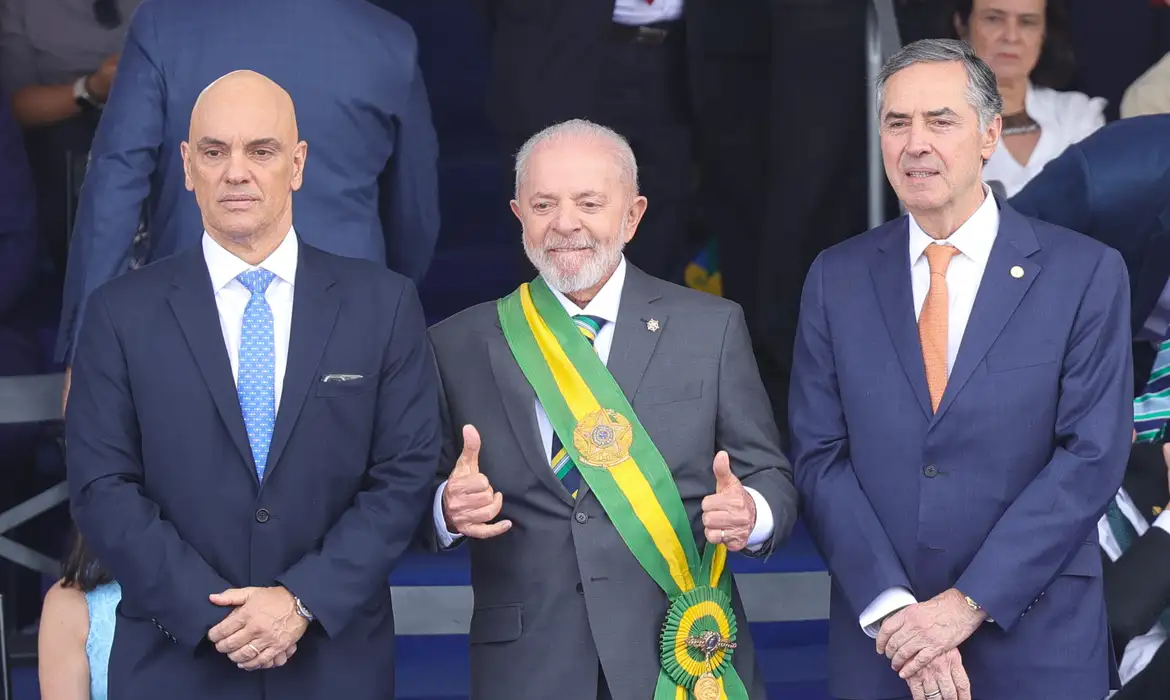 O presidente do STF avaliou como positiva a participação de representantes dos três poderes da República no desfile/Foto: Agência Brasil O presidente do STF avaliou como positiva a participação de representantes dos três poderes da República no desfile/Foto: Agência Brasil
