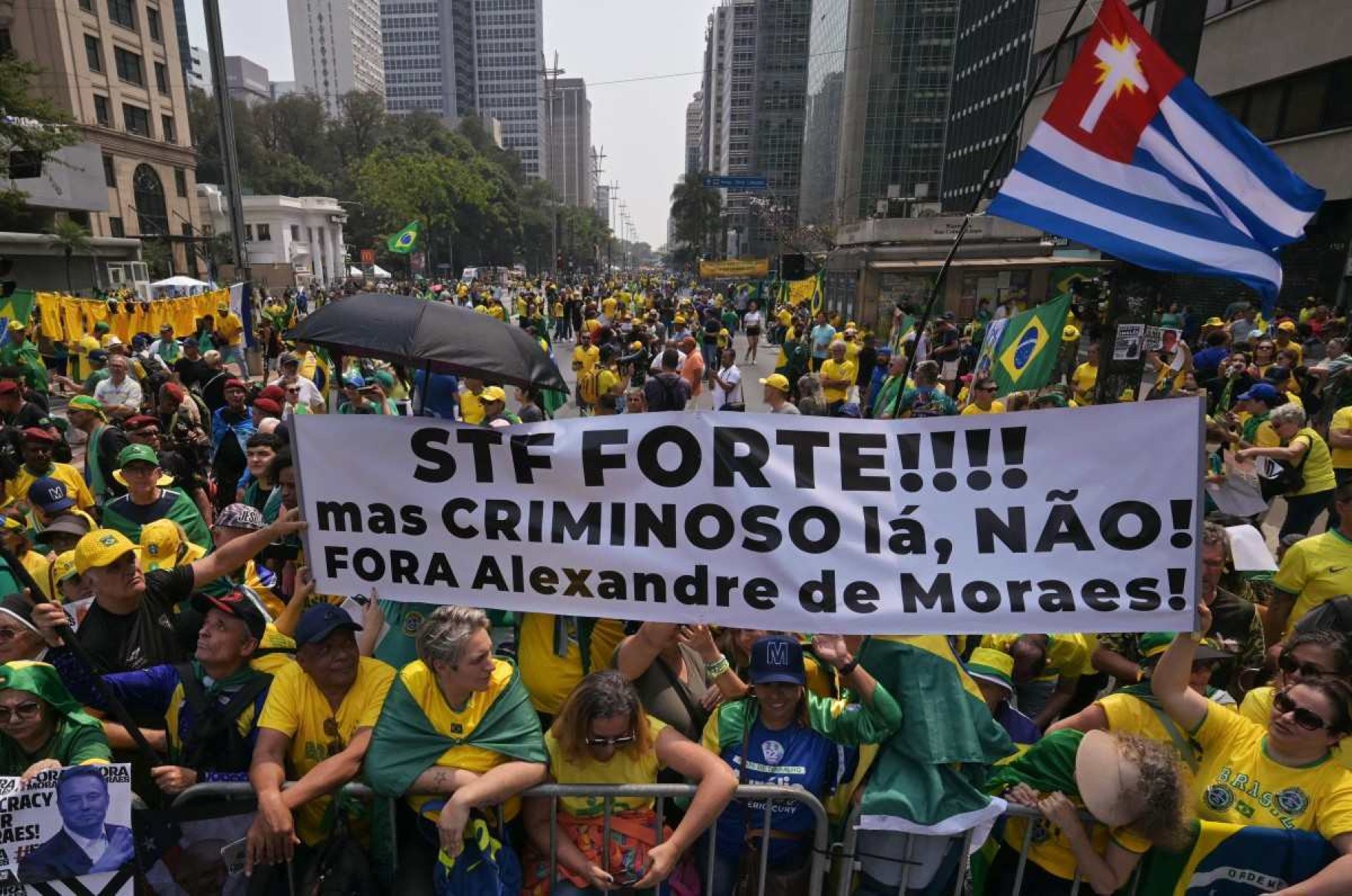 Com frases em inglês, ''porque o mundo todo está nos assistindo'', o deputado Gustavo Gayer (PL-GO) foi um dos primeiros a falar nas manifestação/Foto: Nelson Almeida/AFP Com frases em inglês, ''porque o mundo todo está nos assistindo'', o deputado Gustavo Gayer (PL-GO) foi um dos primeiros a falar nas manifestação/Foto: Nelson Almeida/AFP