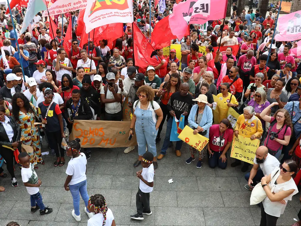 Em sua maioria, os manifestantes vestiam camisetas amarelas e carregavam bandeiras do Brasil. Eles também carregavam cartazes criticando Moraes e a favor de Musk/Foto: Rovena Rosa/Agência Brasil Em sua maioria, os manifestantes vestiam camisetas amarelas e carregavam bandeiras do Brasil. Eles também carregavam cartazes criticando Moraes e a favor de Musk/Foto: Rovena Rosa/Agência Brasil