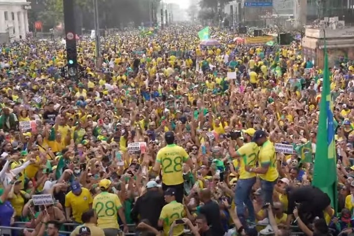 Ainda em cima do trio elétrico, Jair Bolsonaro pareceu não dar importância à presença do candidato/Foto: Reprodução/YouTube Ainda em cima do trio elétrico, Jair Bolsonaro pareceu não dar importância à presença do candidato/Foto: Reprodução/YouTube