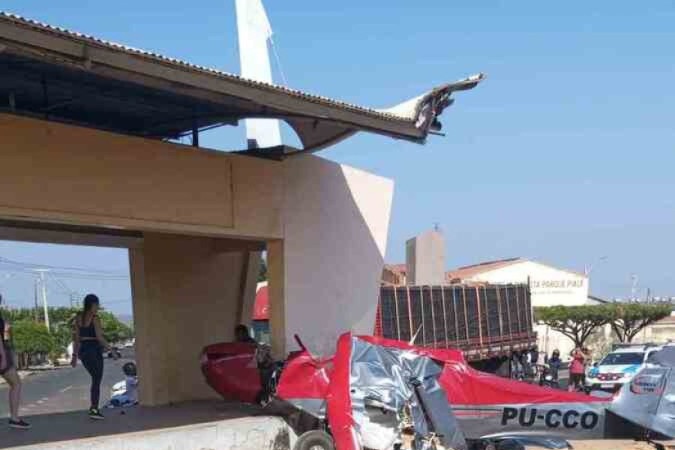 Foto: Reprodução/Avião cai na zona urbana de Teresina e deixa dois feridos Foto: Reprodução/Avião cai na zona urbana de Teresina e deixa dois feridos