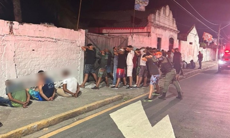 O policiamento se antecipou às movimentações e, na Rua do Bonfim, no Carmo, conseguiu prender 35 maiores de idade e apreender 38 adolescentes/Foto: Divulgação/PMPE