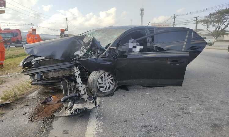 O motorista faleceu no local e quatro passageiros ficaram feridos. Eles foram encaminhados para o Hospital da Restauração/Foto: Divulgação/PRF-PE O motorista faleceu no local e quatro passageiros ficaram feridos. Eles foram encaminhados para o Hospital da Restauração/Foto: Divulgação/PRF-PE