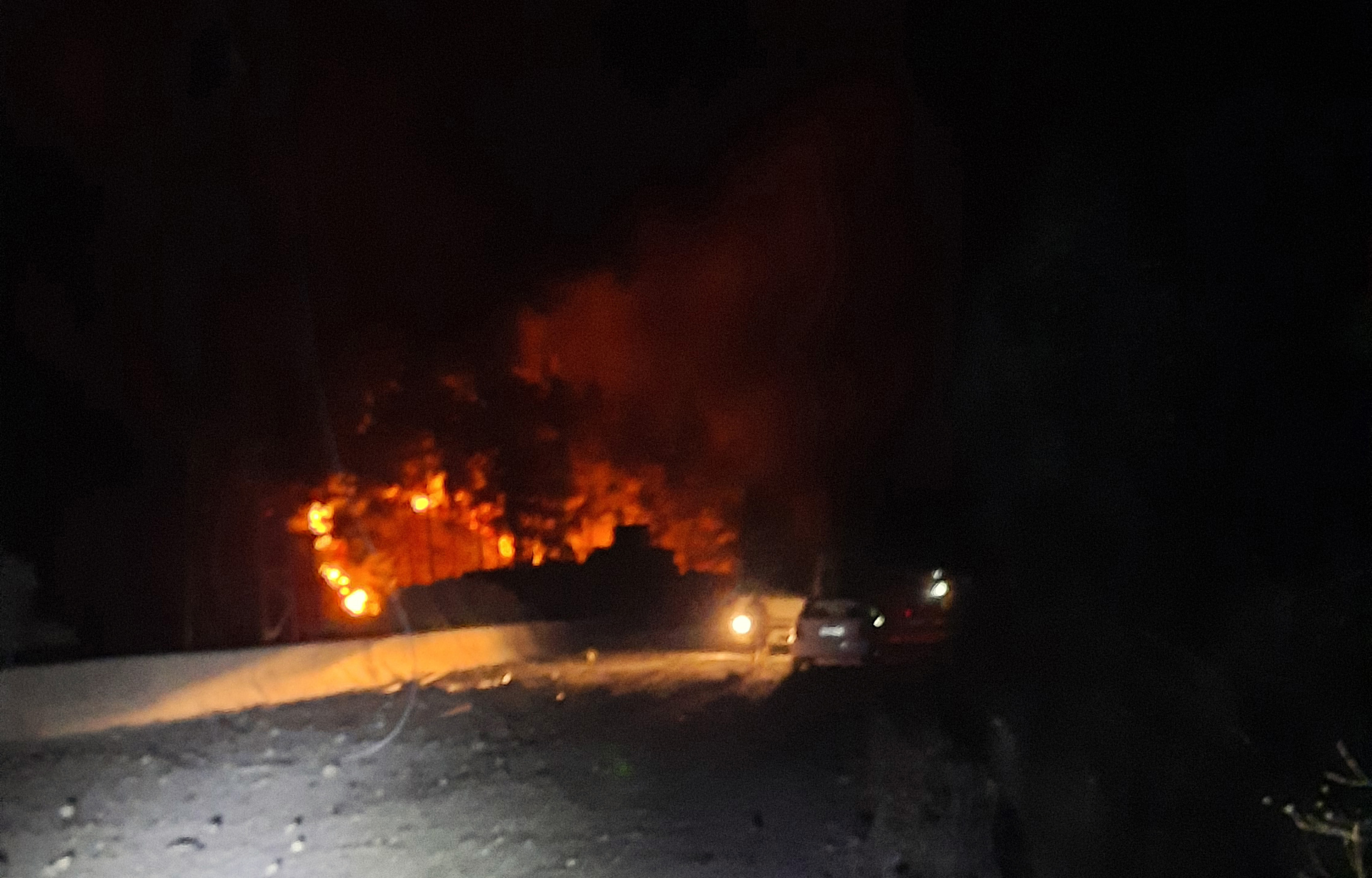 Uma foto divulgada pela Agência de Notícias Árabe Síria (SANA) oficial em 9 de setembro de 2024 mostra um grande incêndio queimando durante a noite na área de Masyaf, na província central de Hama, na Síria/Foto: SANA / AFP Uma foto divulgada pela Agência de Notícias Árabe Síria (SANA) oficial em 9 de setembro de 2024 mostra um grande incêndio queimando durante a noite na área de Masyaf, na província central de Hama, na Síria/Foto: SANA / AFP