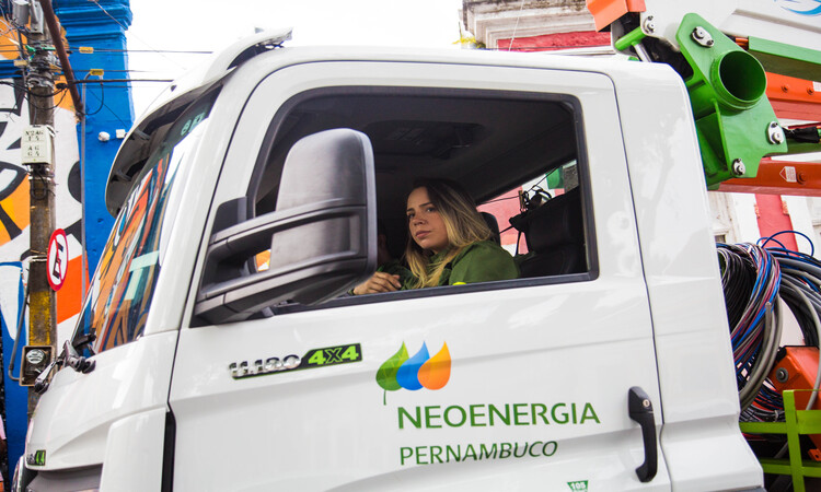 Serão aproximadamente 10 dias de trabalho para retirar cabos e equipamentos de telecomunicações instalados de forma irregular/Foto: Divulgação/Neoenergia Serão aproximadamente 10 dias de trabalho para retirar cabos e equipamentos de telecomunicações instalados de forma irregular/Foto: Divulgação/Neoenergia