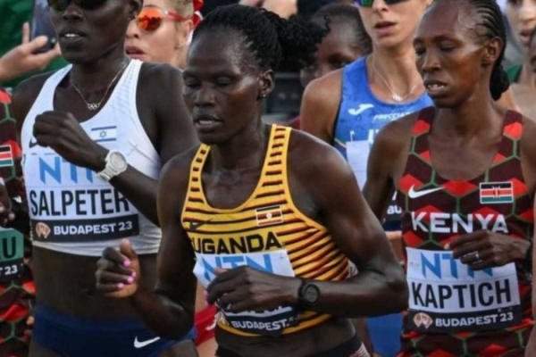 Rebecca Cheptegei (de regata amarela) foi queimada pelo ex-namorado Dickson Ndiema Marangach/Crédito: Ferenc ISZA / AFP Rebecca Cheptegei (de regata amarela) foi queimada pelo ex-namorado Dickson Ndiema Marangach/Crédito: Ferenc ISZA / AFP