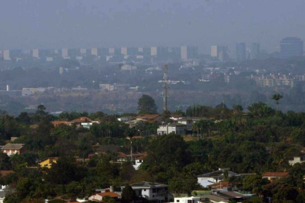 Em Brasília, a população sofre com a poluição provocada pelas queimadas e com o ar seco, comum nesta época do ano/Crédito: Ed Alves/CB/DA.Press
