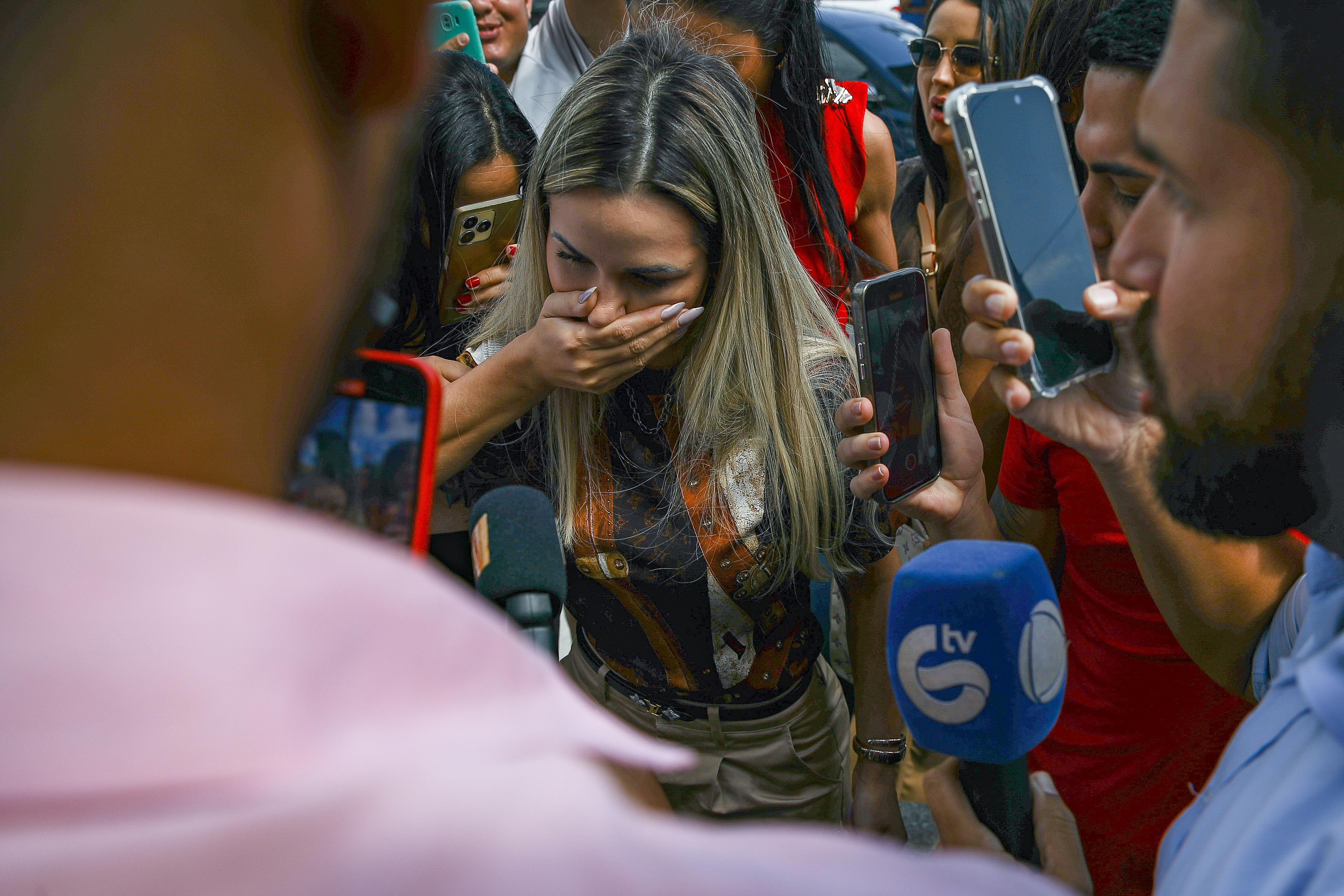 Deolane Bezerra chegou a fórum no Recife cobrindo a boca/Foto: Rafael Vieira/DP Deolane Bezerra chegou a fórum no Recife cobrindo a boca/Foto: Rafael Vieira/DP