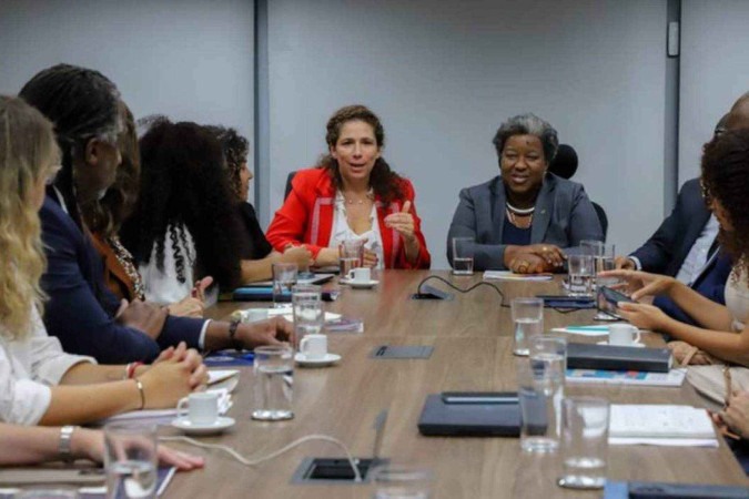 A nova ministra dos Direitos Humanos, Macaé Evaristo, foi apresentada para a equipe do ministério, junto com a ministra da Gestão e Inovação, Esther Dweck nesta segunda-feira (9/9)/Foto: Divulgação / Daniela Pinheiro A nova ministra dos Direitos Humanos, Macaé Evaristo, foi apresentada para a equipe do ministério, junto com a ministra da Gestão e Inovação, Esther Dweck nesta segunda-feira (9/9)/Foto: Divulgação / Daniela Pinheiro