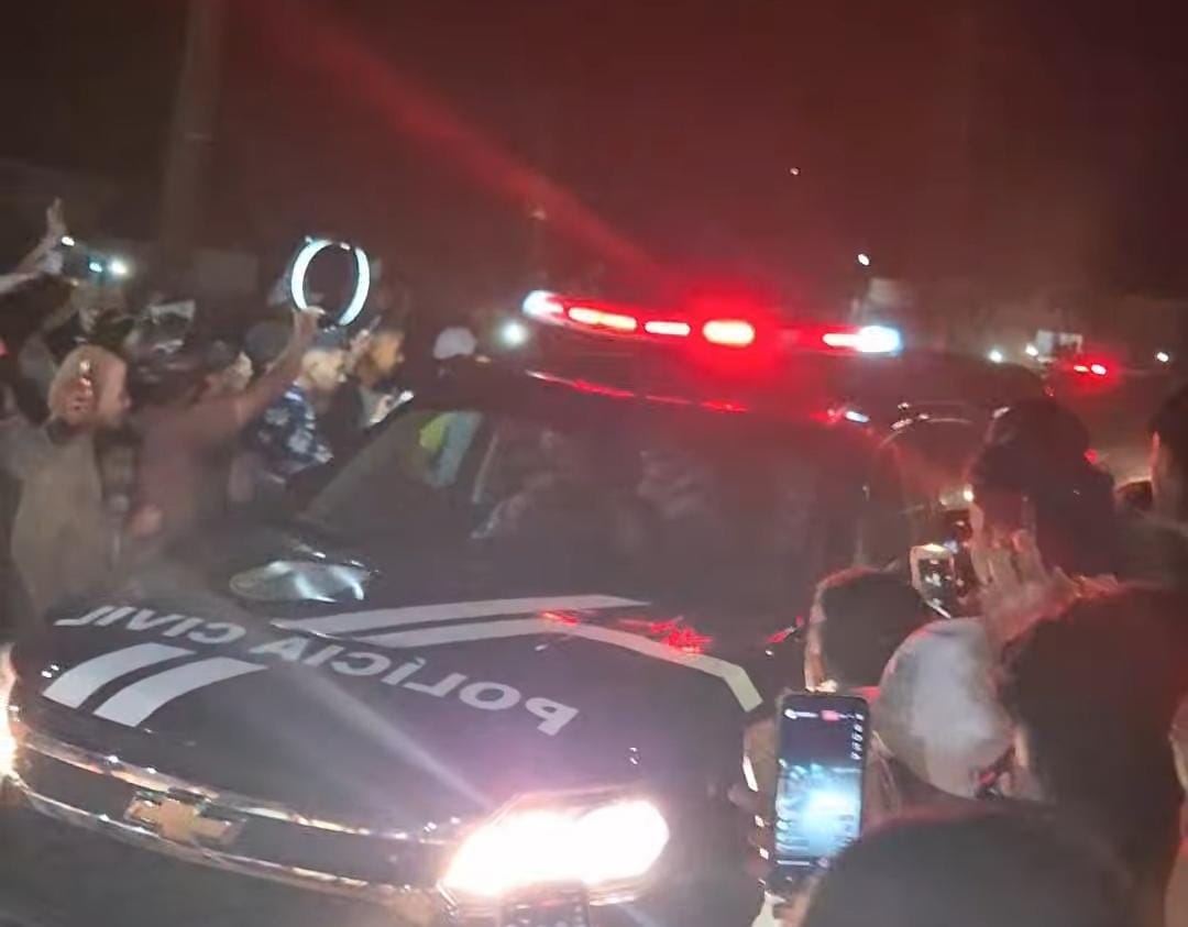 Momentos antes da chegada de Deolane, diversas pessoas se aglomeraram na porta da Colônia Penal Feminina de Buíque. Quando o comboio da polícia chegou, houve gritaria e aplausos/Foto: Rafael Vieira/DP Foto Momentos antes da chegada de Deolane, diversas pessoas se aglomeraram na porta da Colônia Penal Feminina de Buíque. Quando o comboio da polícia chegou, houve gritaria e aplausos/Foto: Rafael Vieira/DP Foto