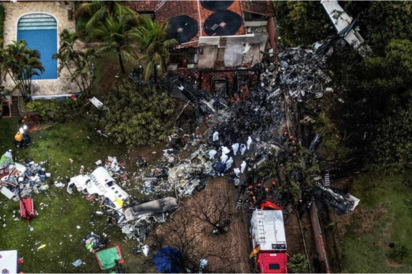 Acidente aéreo matou 62 pessoas (58 passageiros e 4 tripulantes) em Vinhedo, no interior de SP/Crédito: Nelson ALMEIDA / AFP Acidente aéreo matou 62 pessoas (58 passageiros e 4 tripulantes) em Vinhedo, no interior de SP/Crédito: Nelson ALMEIDA / AFP