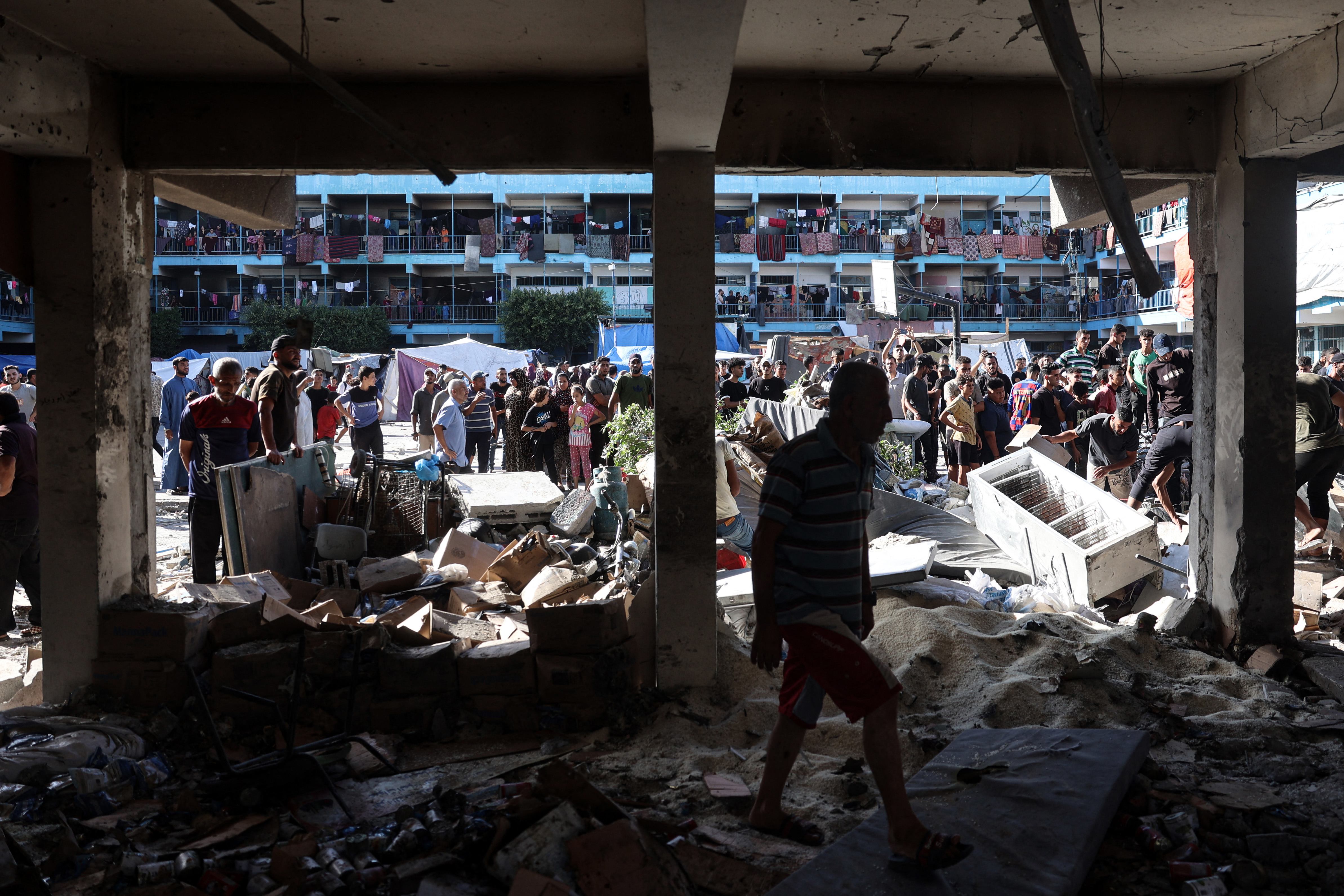 Palestinos verificam o terreno de uma escola depois que um ataque aéreo israelense atingiu o local, em Nuseirat, no centro da Faixa de Gaza/Foto: EYAD BABA / AFP Palestinos verificam o terreno de uma escola depois que um ataque aéreo israelense atingiu o local, em Nuseirat, no centro da Faixa de Gaza/Foto: EYAD BABA / AFP