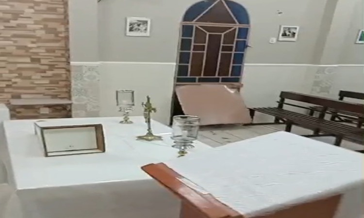 Os ladrões invadiram salas onde estavam armazenados equipamentos. Entre os itens furtados estão lâmpadas, uma mesa de som, dois aparelhos de microfones sem fio, dois ventiladores e toalhas litúrgicas/Foto: Divulgação Os ladrões invadiram salas onde estavam armazenados equipamentos. Entre os itens furtados estão lâmpadas, uma mesa de som, dois aparelhos de microfones sem fio, dois ventiladores e toalhas litúrgicas/Foto: Divulgação