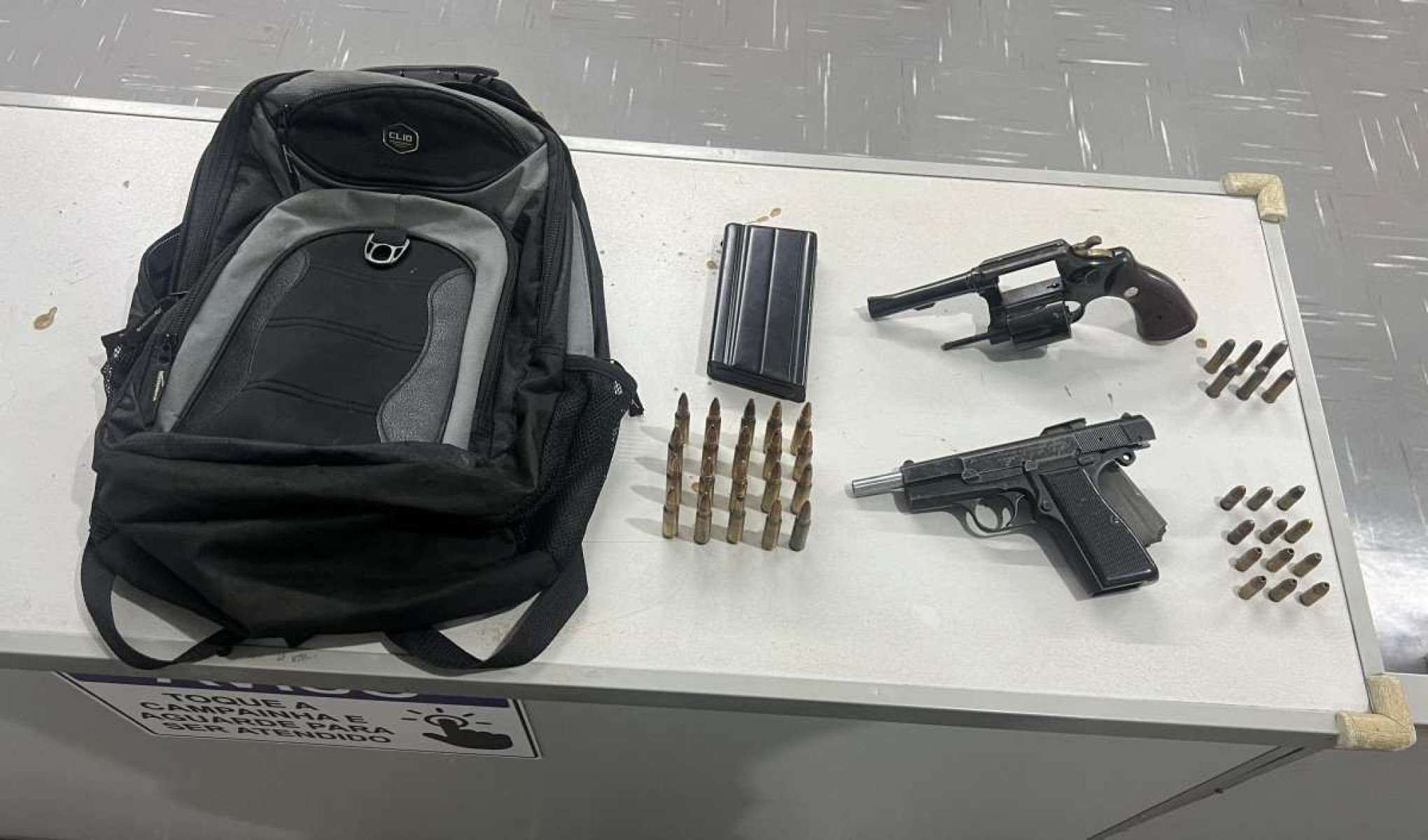 Duas armas de fogo e várias munições foram apreendidas na operação