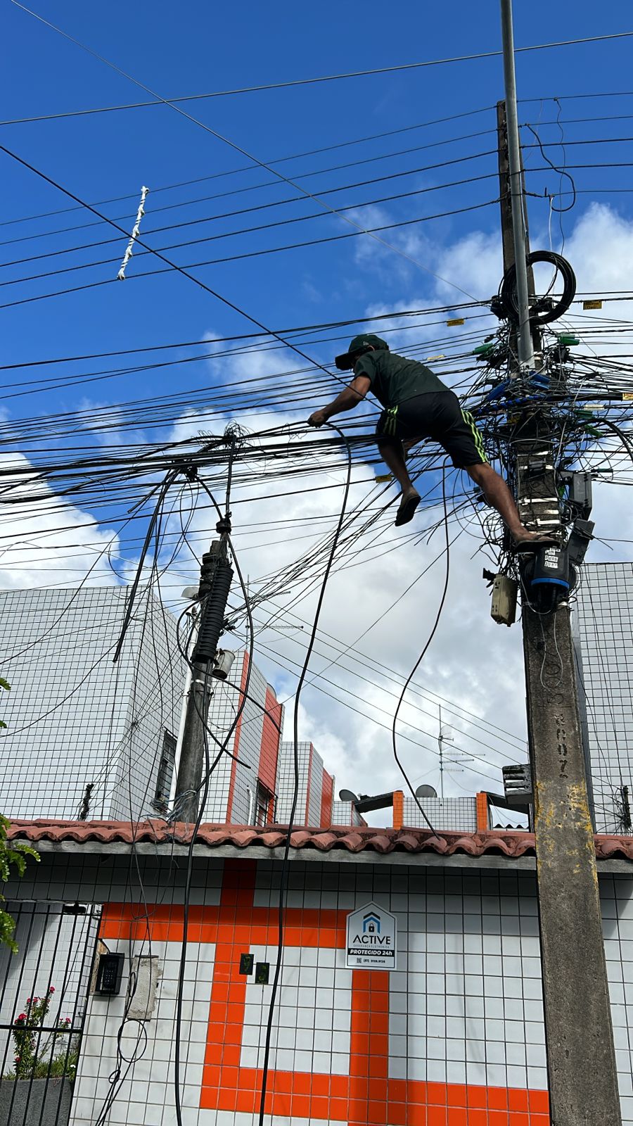 Homem foi flagrado roubando fios em Boa Viagem/Foto: PM Homem foi flagrado roubando fios em Boa Viagem/Foto: PM