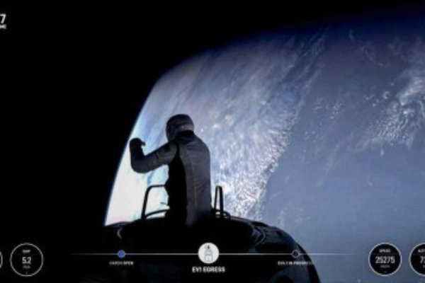 Jared Isaacman, comandante da missão, foi o primeiro a sair da nave para a caminhada espacial/Crédito: POLARIS PROGRAM / AFP Jared Isaacman, comandante da missão, foi o primeiro a sair da nave para a caminhada espacial/Crédito: POLARIS PROGRAM / AFP