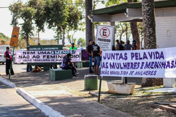 Amigos e familiares se despedem de vítima de feminicídio no Gama/crédito: Kayo Magalhães/CB/D.A Press