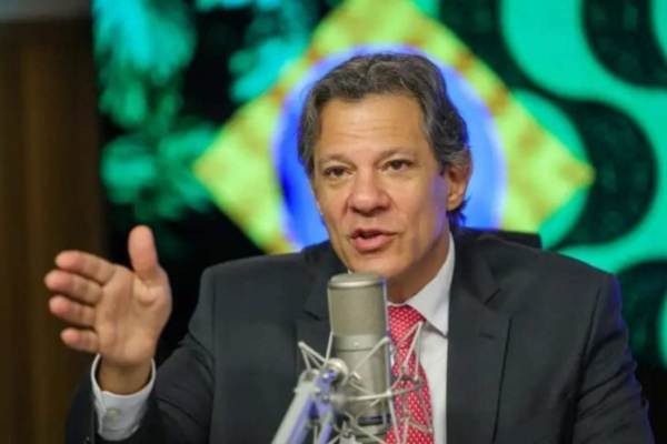 Ao falar sobre a proposta de isenção do IR, ontem, o titular do Ministério da Fazenda disse que pelo menos, ''um dos caminhos é promissor''/Crédito: Fabio Rodrigues-Pozzebom/ Agência Brasil Ao falar sobre a proposta de isenção do IR, ontem, o titular do Ministério da Fazenda disse que pelo menos, ''um dos caminhos é promissor''/Crédito: Fabio Rodrigues-Pozzebom/ Agência Brasil