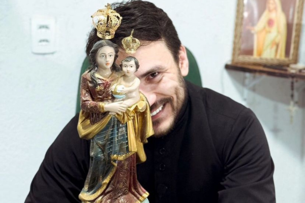 O padre ganhou notoriedade durante a live da missa na pandemia/Crédito: Instagram / Reprodução O padre ganhou notoriedade durante a live da missa na pandemia/Crédito: Instagram / Reprodução