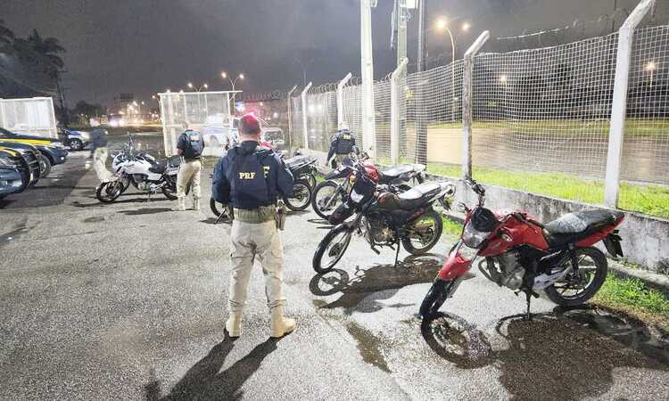 A operação resultou na apreensão de mais de 10 motocicletas e na condução de um jovem de 18 anos à delegacia por documentação adulterada/Foto: Divulgação/PMPE A operação resultou na apreensão de mais de 10 motocicletas e na condução de um jovem de 18 anos à delegacia por documentação adulterada/Foto: Divulgação/PMPE