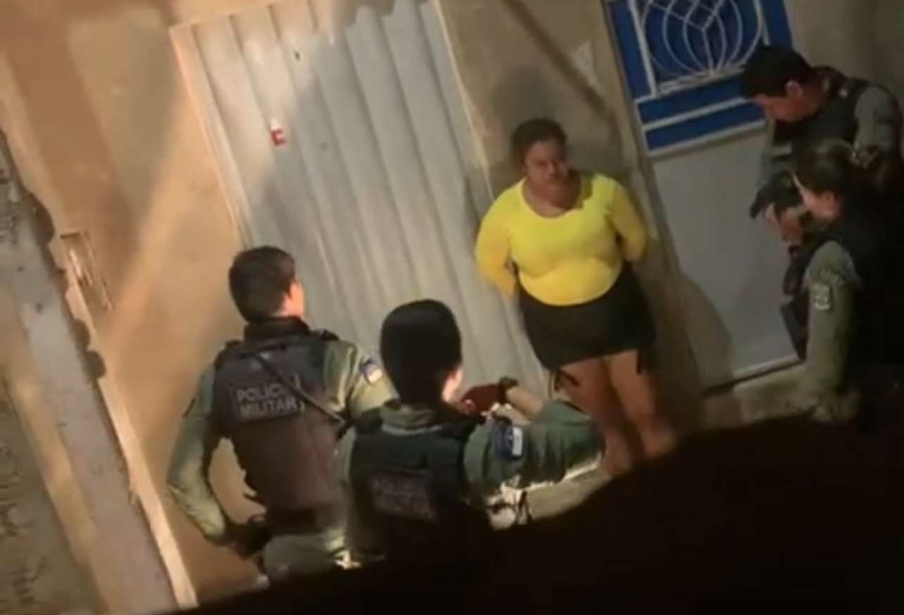 Quando os policiais militares chegaram na residência, prenderam a suspeita em flagrante/Foto: Reprodução/Whatsapp Quando os policiais militares chegaram na residência, prenderam a suspeita em flagrante/Foto: Reprodução/Whatsapp