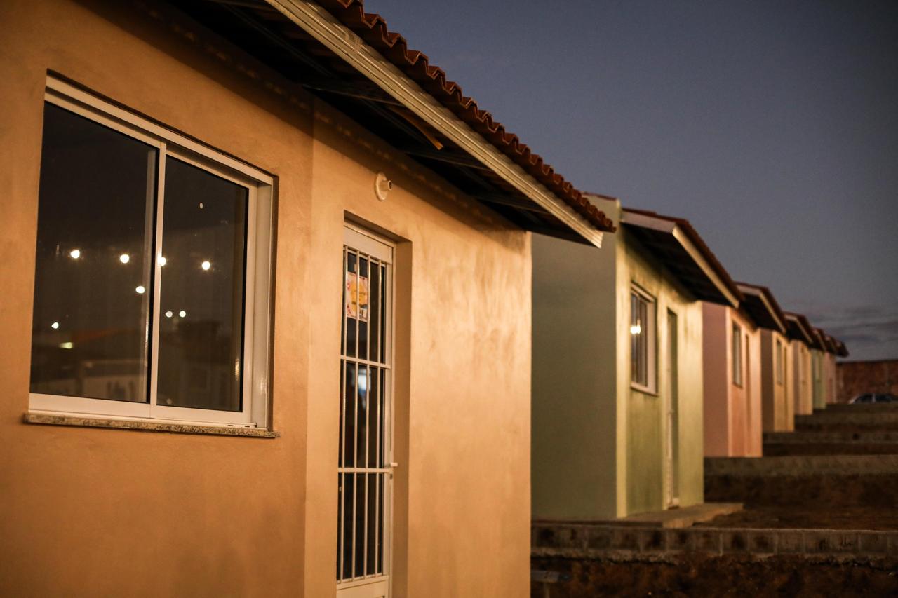 Além da entrega das chaves, foram assinados 58 novos contratos de compra de imóveis subsidiados pelo programa no Residencial Recanto das Laranjeiras, também em Caruaru./Foto: Divulgação Além da entrega das chaves, foram assinados 58 novos contratos de compra de imóveis subsidiados pelo programa no Residencial Recanto das Laranjeiras, também em Caruaru./Foto: Divulgação