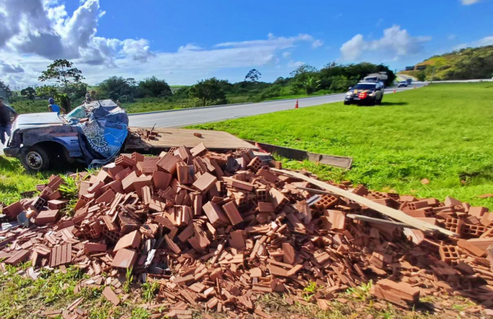 O motorista estava transportando uma carga de tijolos e perdeu o controle quando fazia uma manobra e acabou capotando o caminhão/Foto: Reprodução O motorista estava transportando uma carga de tijolos e perdeu o controle quando fazia uma manobra e acabou capotando o caminhão/Foto: Reprodução