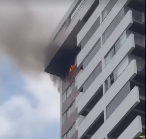 Fogo é observado saindo de janela de apartamento/Foto: Redes Sociais Fogo é observado saindo de janela de apartamento/Foto: Redes Sociais