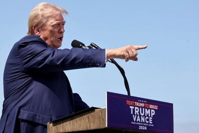 Em Los Angeles, Trump acusou a democrata Kama Harris de querer transformar o país em um "campo de refugiados"/Getty Images via AFP Em Los Angeles, Trump acusou a democrata Kama Harris de querer transformar o país em um "campo de refugiados"/Getty Images via AFP