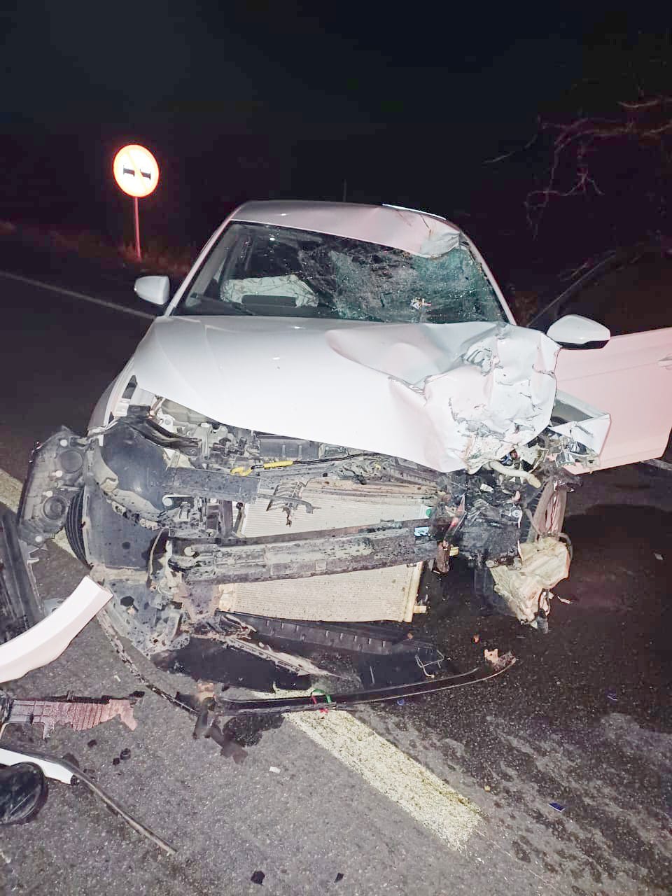 Carro ficou danificado em acidente com moto/Foto: PRF