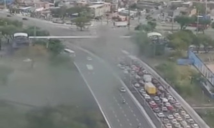 Os manifestantes bloquearam as vias principais, resultando em um trânsito totalmente parado no sentido Boa Viagem/Foto: Reprodução/Redes Sociais Os manifestantes bloquearam as vias principais, resultando em um trânsito totalmente parado no sentido Boa Viagem/Foto: Reprodução/Redes Sociais