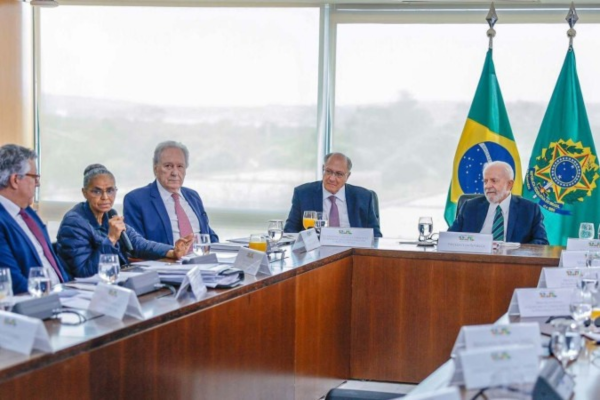 Presidente se reuniu com autoridades e especialistas para discutir ações de enfrentamento às queimadas. Pacote deve ser anunciado hoje/Crédito: Ricardo Stuckert/PR Presidente se reuniu com autoridades e especialistas para discutir ações de enfrentamento às queimadas. Pacote deve ser anunciado hoje/Crédito: Ricardo Stuckert/PR