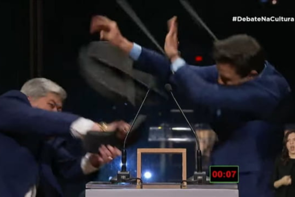 Datena arremessa cadeira em Marçal no debate da TV Cultura/Crédito: Reprodução Datena arremessa cadeira em Marçal no debate da TV Cultura/Crédito: Reprodução