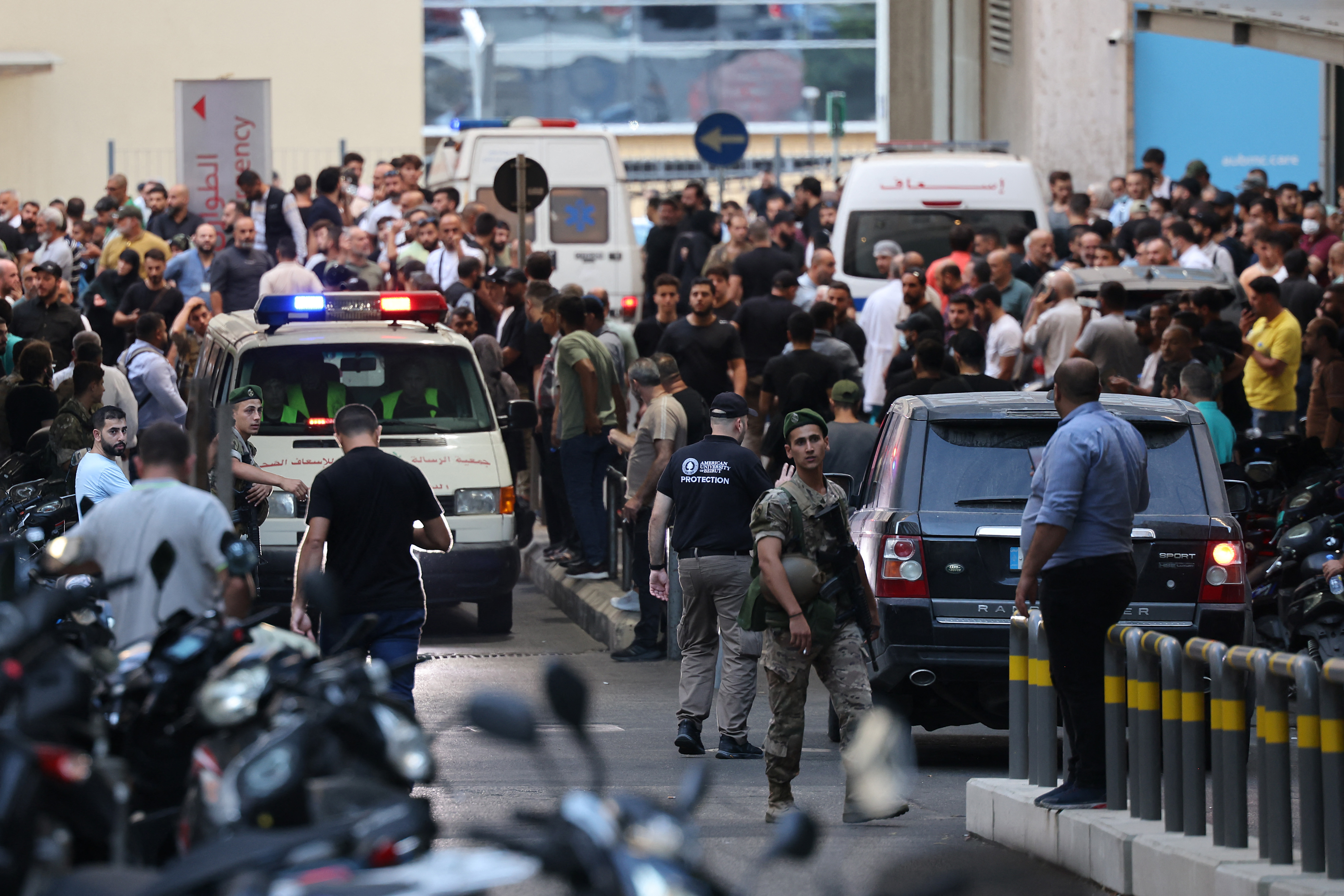 Movimentação de ambulâncias em frente a hospital em Beirute/ANWAR AMRO / AFP