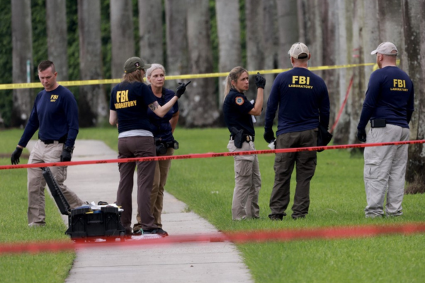 Os agentes da lei continuam a investigar a área onde o Serviço Secreto descobriu um suposto assassino do ex-presidente Donald Trump no Trump International Golf Club/Crédito: JOE RAEDLE / GETTY IMAGES NORTH AMERICA / GETTY IMAGES VIA AFP