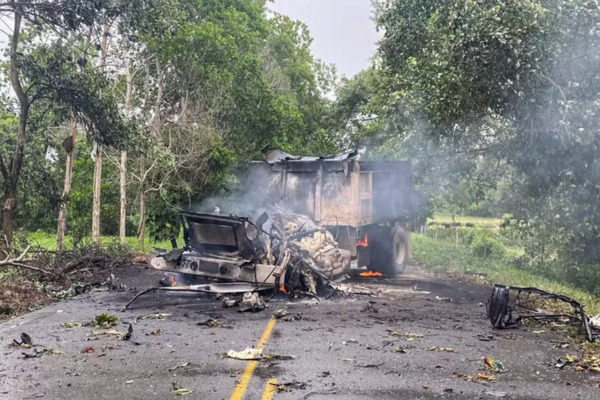Caminhão usado em um ataque atribuído a guerrilheiros do ELN contra uma base militar em Puerto Jordán/Créditos: Colombian Army / AFP Caminhão usado em um ataque atribuído a guerrilheiros do ELN contra uma base militar em Puerto Jordán/Créditos: Colombian Army / AFP