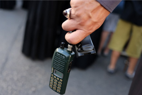 Um homem segura um walkie-talkie depois de remover a bateria durante o funeral de pessoas mortas quando centenas de dispositivos de pager explodiram/Crédito: ANWAR AMRO / AFP Um homem segura um walkie-talkie depois de remover a bateria durante o funeral de pessoas mortas quando centenas de dispositivos de pager explodiram/Crédito: ANWAR AMRO / AFP